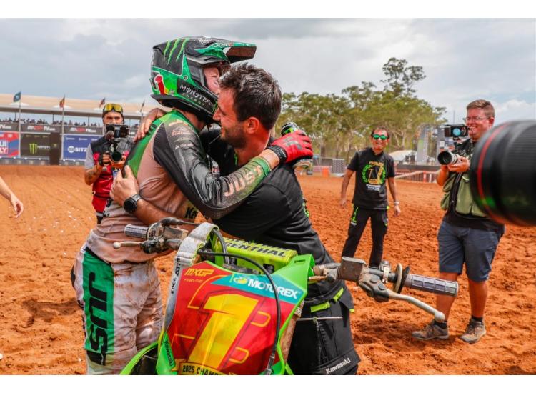 Romain Febvre et Kawasaki champions du monde MXGP 2025
